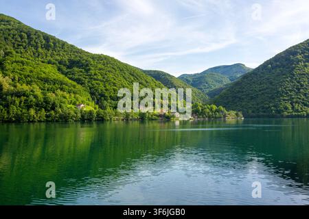 Schöne malerische Landschaft des Pliva-Sees und der grünen Berge in Jajce, Bosnien und Herzegowina Stockfoto