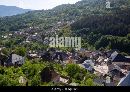 Hochwinkelansicht der Altstadt von Jajce mit der Esma-Sultan-Moschee und der bergigen Landschaft in Bosnien und Herzegowina Stockfoto