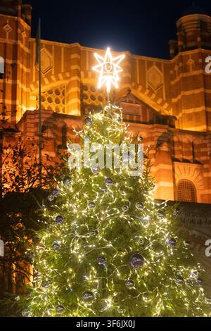 Ein wunderschön geschmückter Weihnachtsbaum steht vor der Westminster Cathedral in Victoria, London, und markiert die festliche Jahreszeit 2022. Stockfoto