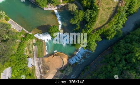 Top-Down-Luftbild des malerischen Pliva-Wasserfalls und der Aussichtsplattform in Jajce, Bosnien und Herzegowina Stockfoto