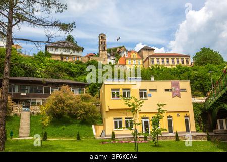 Panoramischer Hügelblick auf die Altstadt von Jajce mit dem historischen Glockenturm des heiligen Lukas, mittelalterlichen Festungsmauern und dem Touristeninformationszentrum in Bosnien Stockfoto