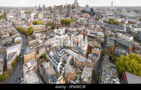 Ein Luftpanorama von Farringdon zum Barbican Estate, das die dichte Überschneidung von Londons historischem und modernem architektonischem Wachstum einfängt. Stockfoto