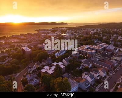 Luftbild von Tarrytown, New York mit einem spektakulären Sonnenuntergangshimmel entlang des Hudson Stockfoto