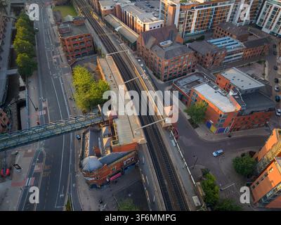 Luftbild von Deansgate Train Station und Deansgate Manchester bei Sonnenaufgang Stockfoto