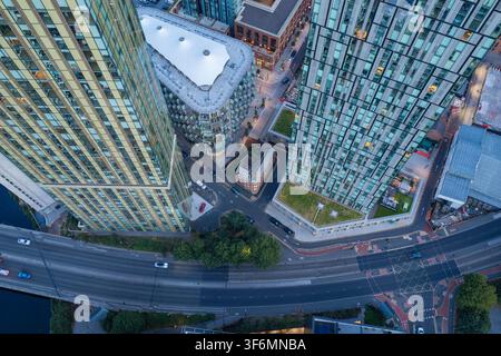 Luftbild von oben über Greengate Towers, Abito Building und Trinity Way Kreuzung in der Dämmerung Stockfoto