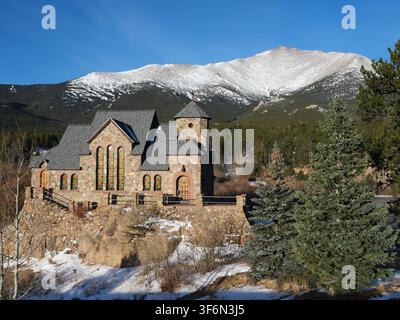 St. Catherine's Kapelle auf dem Felsen unter dem schneebedeckten Mount Meeker entlang der Peak to Peak Highway in Colorado im Winter. Stockfoto