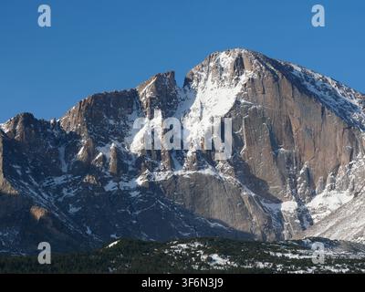 Der Diamond auf dem Longs Peak mit frischem Schnee auf seinen schroffen Granitklippen im Rocky-Mountain-Nationalpark, Colorado, Ende Februar. Stockfoto