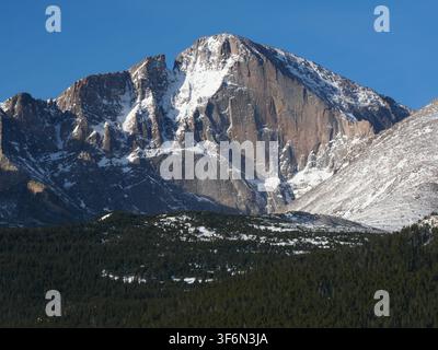Der Diamant auf dem Longs Peak mit frischem Schnee über dem subalpinen Wald, gesehen von der Peak-to-Peak-Highway in Colorado Ende Februar. Stockfoto