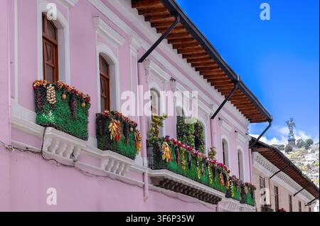 Altstadt in Quito, Ecuador. Farbenfrohe, malerische Straßen im historischen Zentrum der Kolonialzeit. Stockfoto