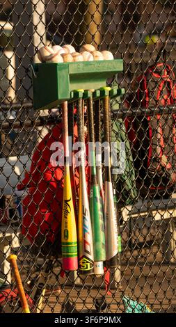 Aluminium-Little-League-Baseballschläger während eines South-End-Baseballspiels im Peters Park in Boston, MA am 26. Juni 2026. Stockfoto