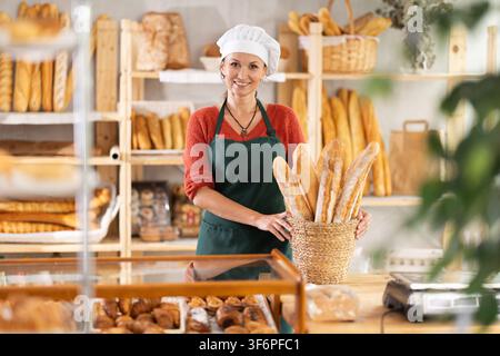 Porträt einer positiven Bäckerei-Mitarbeiterin Stockfoto