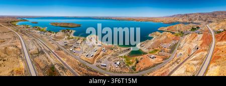 Panoramische Luftaufnahme des Boysen Reservoirs in Wyoming unter klarem blauem Himmel an einem hellen Sonnentag Stockfoto