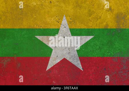 Myanmar-Flagge auf texturierter Wandmalerei-Hintergrund gemalt Stockfoto