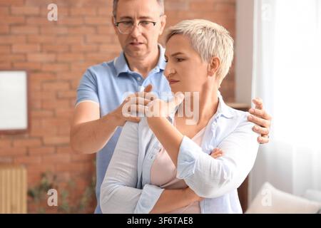 Beleidigte reife Frau nach Streit mit ihrem Mann zu Hause Stockfoto