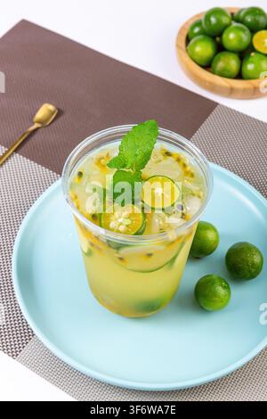 Kaltes Passionsfrucht-Limetten-Getränk mit frischer Minze Stockfoto