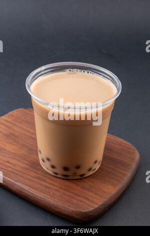 Eiskalter brauner Zucker Boba Milchtee in Plastikbecher Stockfoto