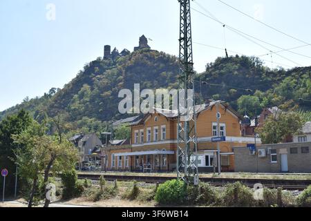 Oberwesel, Schönburg und Bahnhof Stockfoto