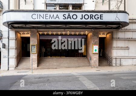 Lisboa, 18. Dezember 2021: Kino São Jorge-Markise und Gebäudefassade, ein kulturelles Wahrzeichen in Lissabon. Stockfoto