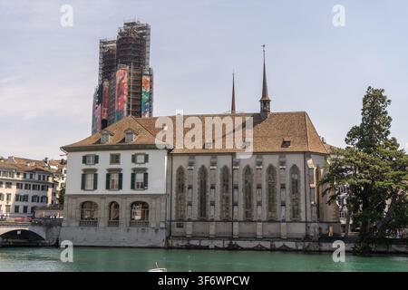 Baugerüst der Wasserkirche an der Limmat mit dem unter Renovierung stehenden Grossmünster, alte Architektur. Zürich, Schweiz – 23. Juni 2026 Stockfoto