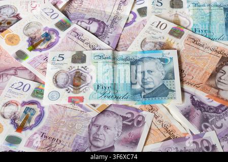 Britische Pfundnoten und Münzen Stockfoto
