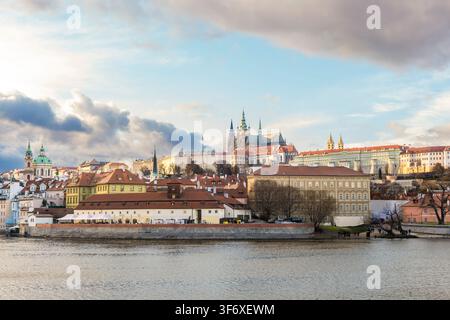 Prag-Burg und Mala Strana von der Moldau aus Stockfoto