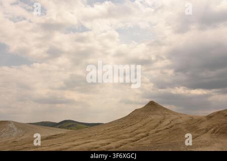 Trockenes Schlammvulkan unter einem dramatischen bewölkten Himmel Stockfoto
