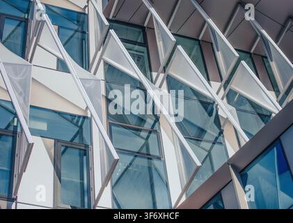 Eckige geometrische Details an einer modernen Gebäudefassade Stockfoto