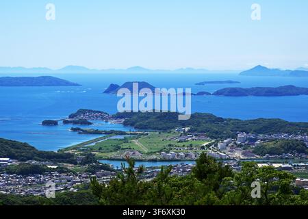 Scenische Hochwinkelaufnahme von japanischen Inseln und Stadt Stockfoto
