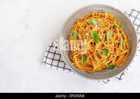 Oberblick auf cremige Tomaten-Spaghetti-Pasta Stockfoto