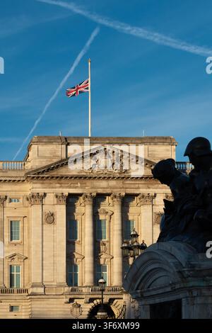Im Buckingham Palace in London weht die Union Jack auf halbmast, um eine Zeit nationaler Trauer im Vereinigten Königreich zu beobachten. Stockfoto