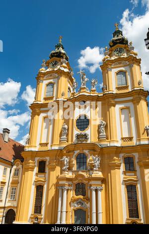 Vertikale Niedrigwinkelaufnahme der prächtigen barocken Fassade der Abtei Melk, Österreich Stockfoto