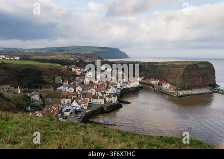 Historisches Staithes, North Yorkshire: ein malerisches Fischerdorf, das sich in einem kliffseitigen Tal an der rauen Nordseeküste befindet. Stockfoto
