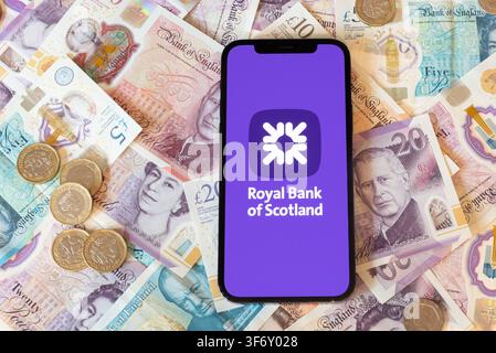 Bank of Scotland-Banking-App mit Pfundnoten und Münzen im Hintergrund Stockfoto