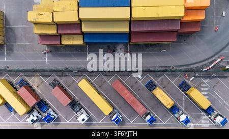 Luftbild von Schiffscontainern und Sattelzügen an einem intermodalen Frachtterminal von oben Stockfoto