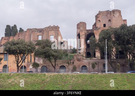 Ansicht der antiken Ruinen des Palatinhügels vom Circus Maximus in Rom, Italien, monumentale römische Architektur und historisches Reiseziel Stockfoto