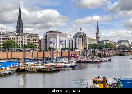 HAMBURG, DEUTSCHLAND - 22. SEPTEMBER 2025: Dies sind die Ufer der Elbe im zentralen Teil der Stadt. Stockfoto