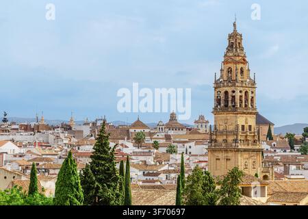 Glockenturm der Mezquita-Kathedrale von Cordoba (Torre Campanario de la Mezquita-Catedral de Córdoba) in Spanien. Stockfoto