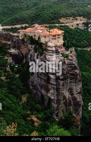 Großes Kloster von Varlaam auf dem hohen Felsen in Meteora, Thessalien, Griechenland. Stockfoto