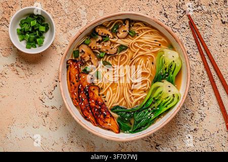 Vegane Miso-Ramen-Nudelsuppe mit Pfahlblümchen und Shiitake-Pilzen, Pak-Choi-Kohl Stockfoto