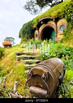 Holzkiste und Eingang eines Hobbit-Hauses im Hobbiton-Filmset in der Region Waikato. Stockfoto