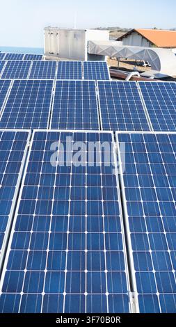 Solarzellen auf dem Dach installiert für saubere Elektrizität Stockfoto