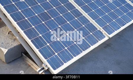 Solarzellen auf dem Dach installiert für saubere Elektrizität Stockfoto