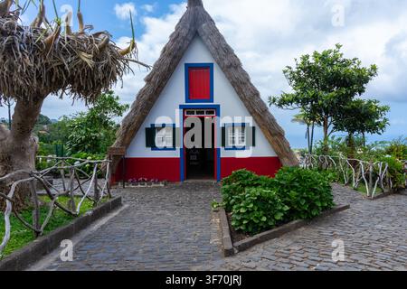 Charmanter Blick auf die traditionellen Strohdachhäuser in Santana, Madeira Stockfoto