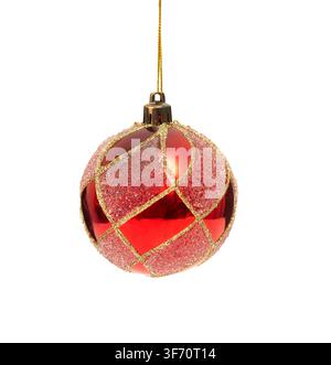 Rote Weihnachtskugel mit goldenen Glitzerdetails, isoliert auf weißem Hintergrund. Stockfoto