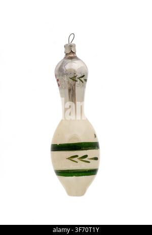 Vintage silbernes Glas-Weihnachtsornament mit handbemalten grünen Streifen, isoliert auf weißem Hintergrund Stockfoto