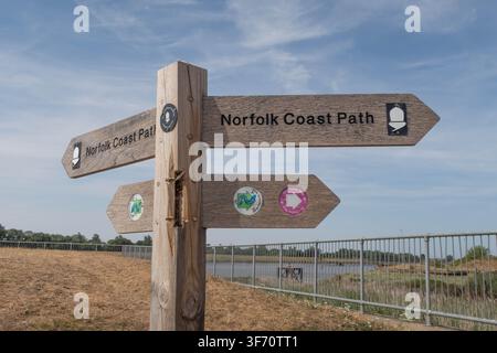 Schild, das die Richtung des Norfolk Coast Path in Kings Lynn in Norfolk anzeigt Stockfoto