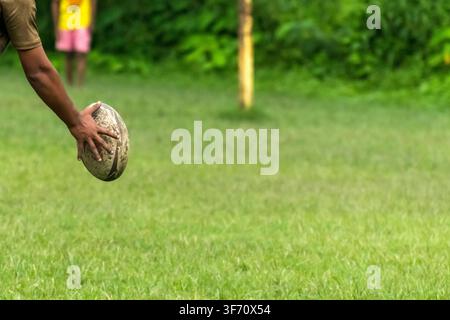 Rugbyspieler fängt Rugbyball Stockfoto