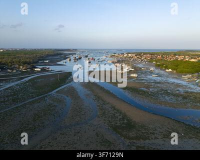 Luftbild des Bali Nature Harbour mit Booten in der flachen Bucht, umgeben von Mangroven und Schlickflächen bei Ebbe in Kecamatan Denpasar Selatan, Bali Stockfoto