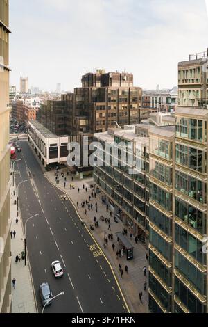 Belebte Fußgänger und Verkehr auf der Victoria Street, London. Der Blick fängt das Haus von Fraser und den berühmten Big Ben im Hintergrund ein. Stockfoto