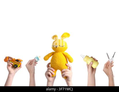 Mütter halten verschiedene Babyartikel in den Händen vor weißem Hintergrund, Set Stockfoto